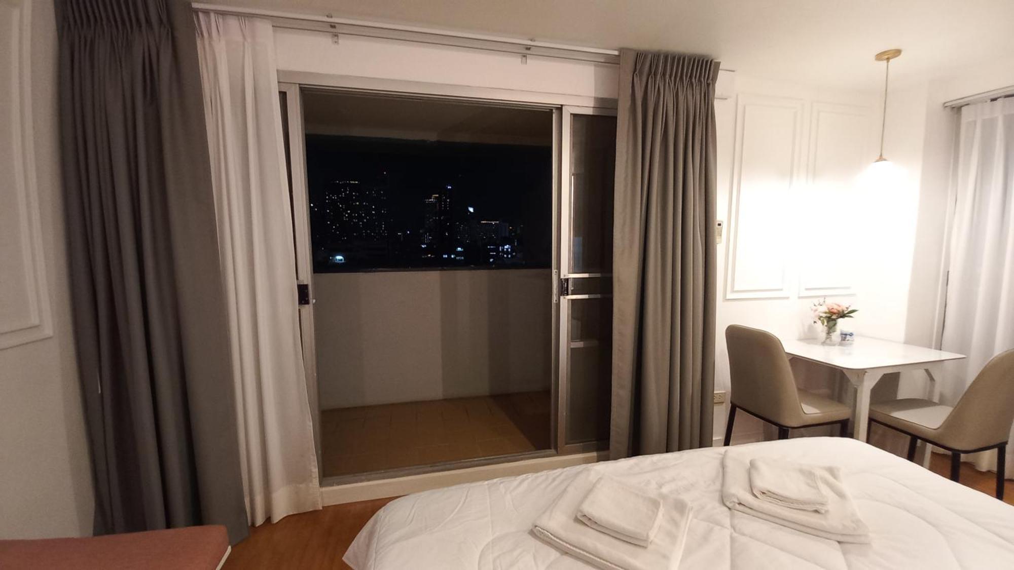 Panoramic City View Room At Silom Bangkok Habitación foto